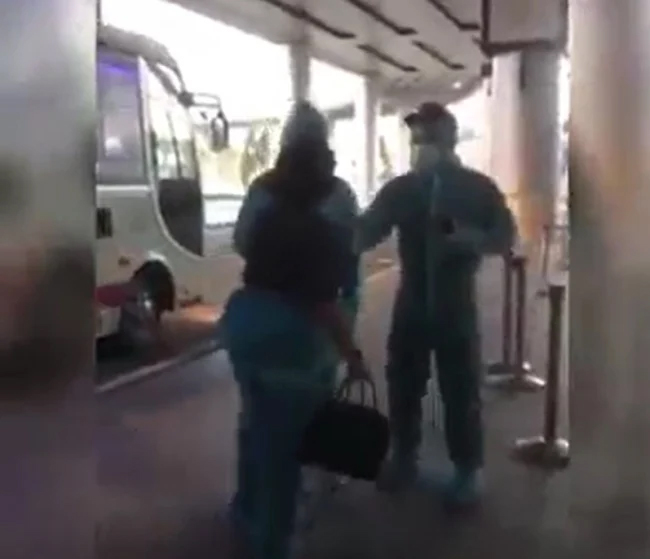 Từ Nhật Bản về nước, người phụ nữ gây bức xúc vì thái độ bất hợp tác, nằng nặc đòi hộ chiếu, không chịu đi cách ly phòng dịch-2