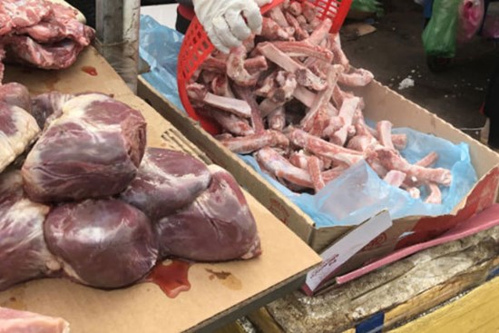 Nhập thịt đông lạnh sau rã đông và bán như thịt tươi, người ăn liệu có an toàn sức khỏe?