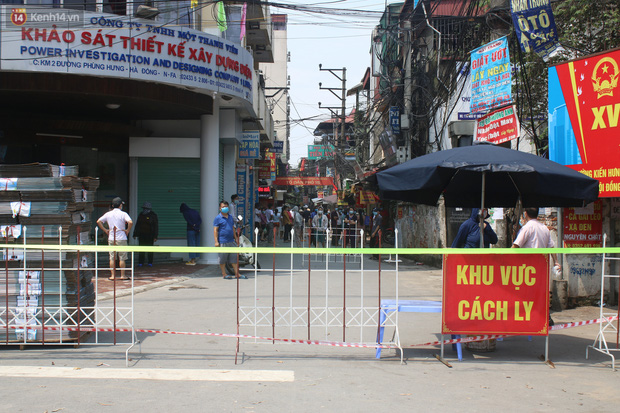 Hà Nội: Phong tỏa xóm ung thư để phòng Covid-19, ấm lòng những gói quà thiện nguyện-1