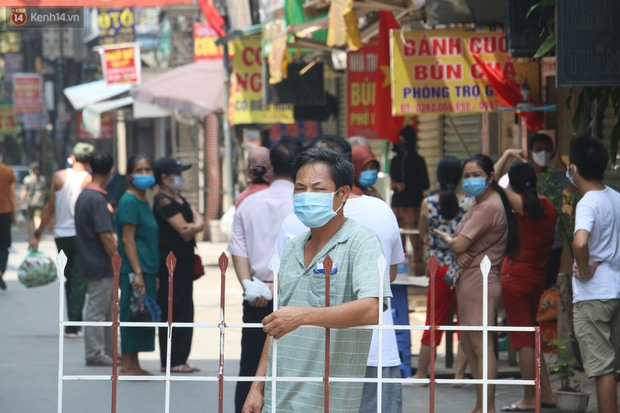 Hà Nội: Phong tỏa xóm ung thư để phòng Covid-19, ấm lòng những gói quà thiện nguyện-2