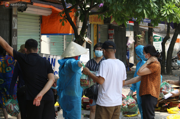 Hà Nội: Phong tỏa xóm ung thư để phòng Covid-19, ấm lòng những gói quà thiện nguyện-4