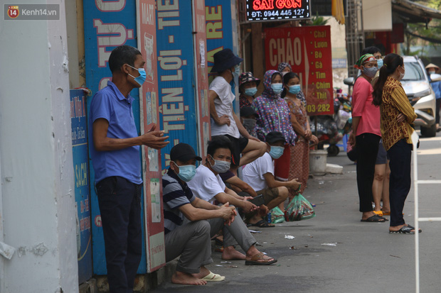 Hà Nội: Phong tỏa xóm ung thư để phòng Covid-19, ấm lòng những gói quà thiện nguyện-5