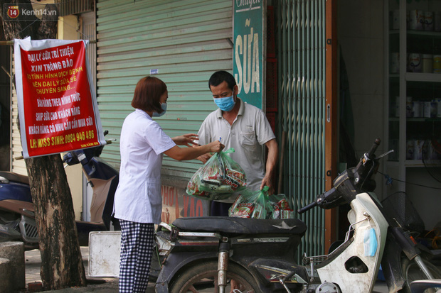 Hà Nội: Phong tỏa xóm ung thư để phòng Covid-19, ấm lòng những gói quà thiện nguyện-6