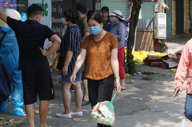 Hà Nội: Phong tỏa xóm ung thư để phòng Covid-19, ấm lòng những gói quà thiện nguyện-7