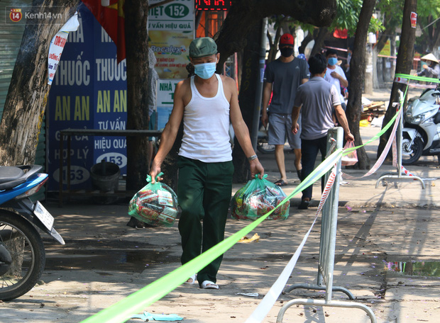 Hà Nội: Phong tỏa xóm ung thư để phòng Covid-19, ấm lòng những gói quà thiện nguyện-8
