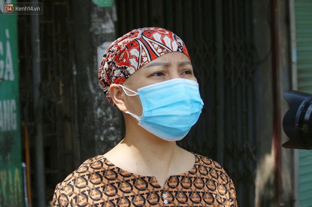 Hà Nội: Phong tỏa xóm ung thư để phòng Covid-19, ấm lòng những gói quà thiện nguyện-10