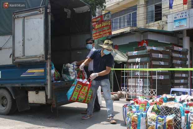 Hà Nội: Phong tỏa xóm ung thư để phòng Covid-19, ấm lòng những gói quà thiện nguyện-12