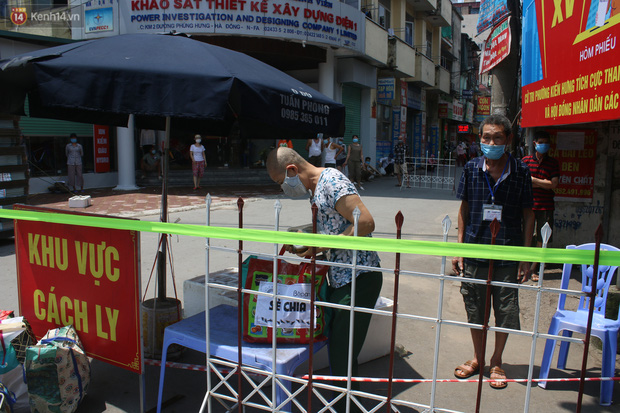 Hà Nội: Phong tỏa xóm ung thư để phòng Covid-19, ấm lòng những gói quà thiện nguyện-14
