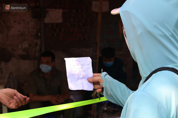 Hà Nội: Phong tỏa xóm ung thư để phòng Covid-19, ấm lòng những gói quà thiện nguyện-15