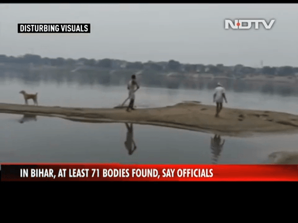 Clip sốc: Thi thể nạn nhân Covid-19 bị nhân viên xe cứu thương đẩy xuống sông Ấn Độ-1