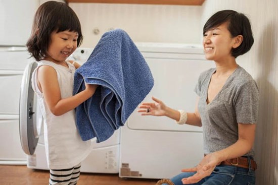 Gợi ý 22 việc nhà phù hợp với trẻ mọi lứa tuổi, bố mẹ vừa nhàn lại tạo lập thói quen tốt cho con