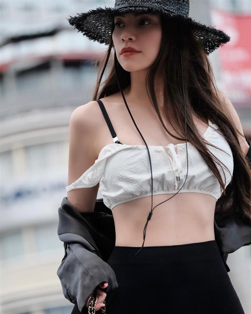 Hà Hồ khoe eo bé tí trong street style mới, nhưng khoảnh khắc lộ dây áo lót là xấu hay đẹp?-1