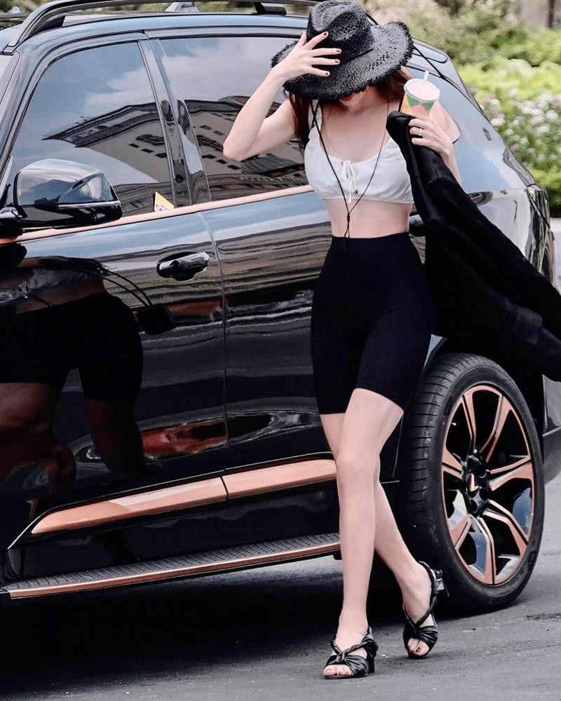Hà Hồ khoe eo bé tí trong street style mới, nhưng khoảnh khắc lộ dây áo lót là xấu hay đẹp?-3