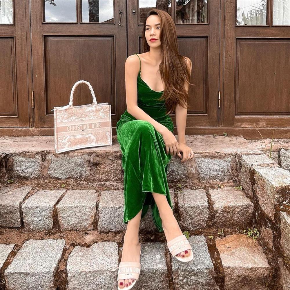 Hà Hồ khoe eo bé tí trong street style mới, nhưng khoảnh khắc lộ dây áo lót là xấu hay đẹp?-7