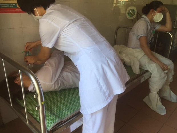 Nữ nhân viên y tế ngất xỉu khi lấy mẫu xét nghiệm Covid-19 ở Bắc Ninh: Mồ hôi nhiều đến mức ướt hết quần áo, như người mới ở dưới nước lên-1