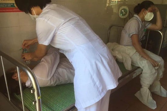 Nữ nhân viên y tế ngất xỉu khi lấy mẫu xét nghiệm Covid-19 ở Bắc Ninh:
