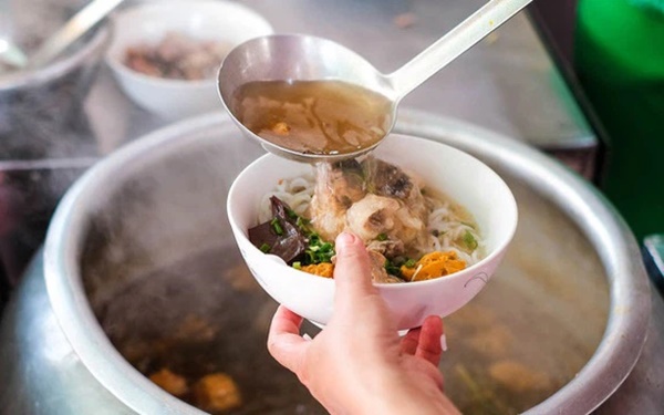 Các gia đình cần bỏ ngay sai lầm này khi ăn bún phở buổi sáng vì có thể làm hại thận, hại dạ dày-1