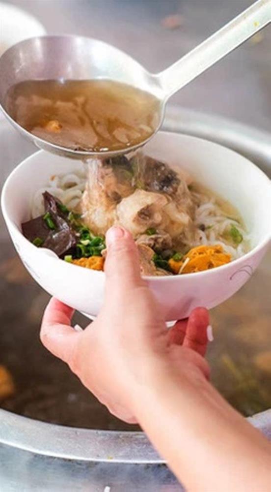 Các gia đình cần bỏ ngay sai lầm này khi ăn bún phở buổi sáng vì có thể làm hại thận, hại dạ dày-2