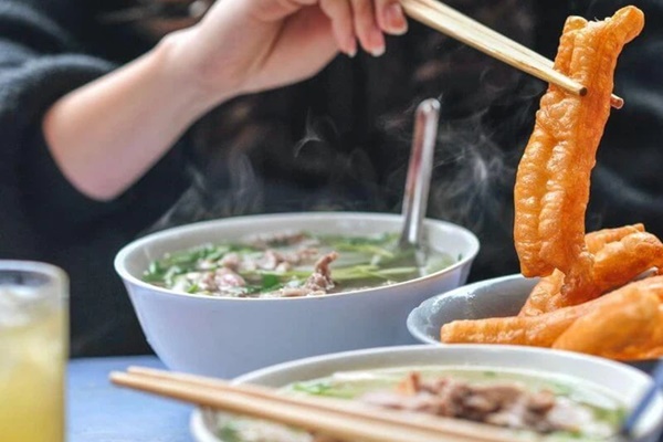Các gia đình cần bỏ ngay sai lầm này khi ăn bún phở buổi sáng vì có thể làm hại thận, hại dạ dày-5