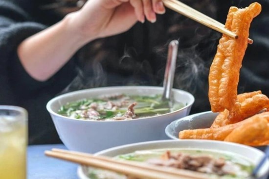 Các gia đình cần bỏ ngay sai lầm này khi ăn bún phở buổi sáng vì có thể làm hại thận, hại dạ dày