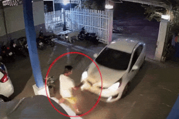 Ôtô lùi lên vỉa hè đâm đổ nhiều xe máy-1