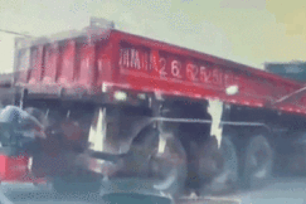 20 giây giải cứu em bé dưới gầm ô tô-1