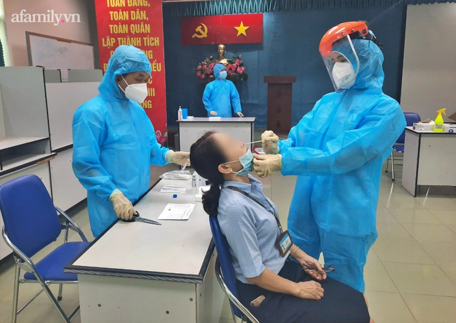 NÓNG: TP.HCM đang lấy mẫu xét nghiệm COVID-19 toàn bộ bệnh nhân nội trú và nhân viên y tế trực đêm 12/5-1