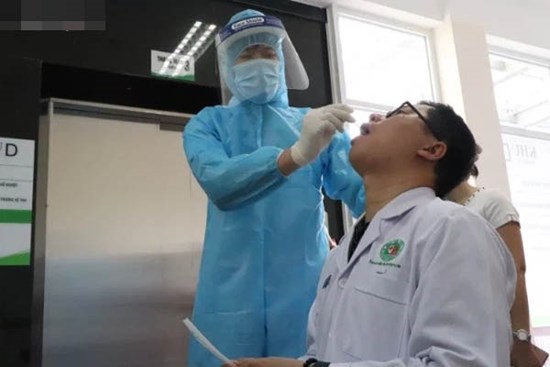 NÓNG: TP.HCM đang lấy mẫu xét nghiệm COVID-19 toàn bộ bệnh nhân nội trú và nhân viên y tế trực đêm 12/5