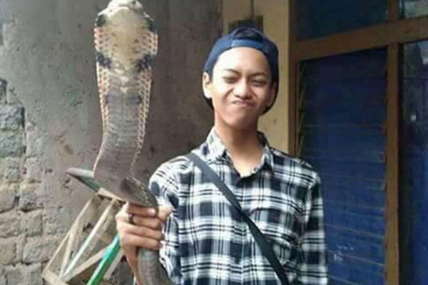 Bức ảnh gia đình huyền thoại ám ảnh dân mạng hàng năm trời bởi bóng dáng kỳ lạ bên trái nay đã có lời giải đáp?-4