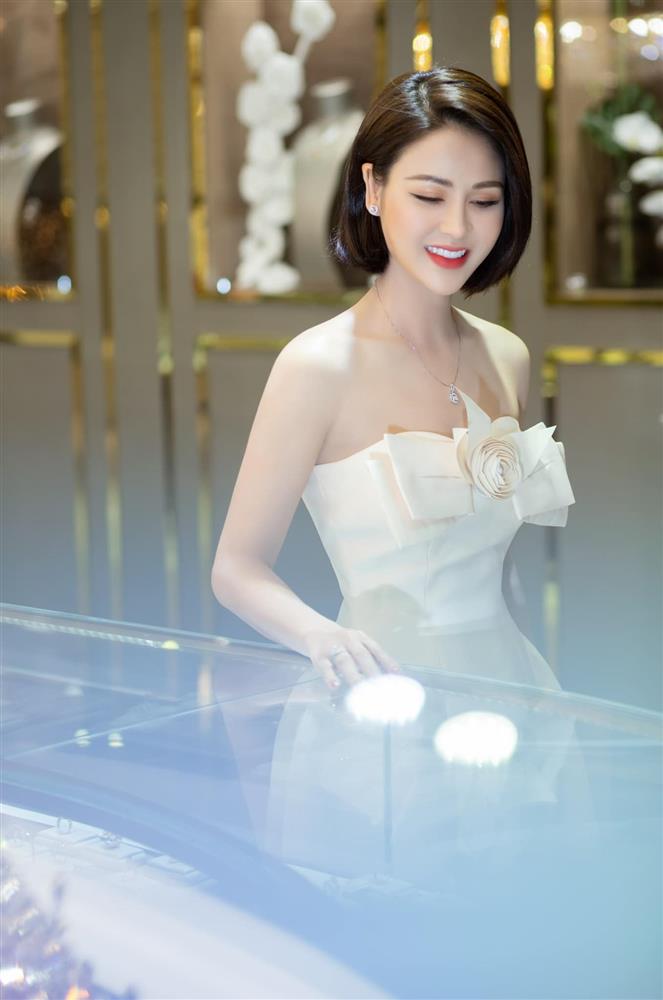 Minh hung hãn của Hướng Dương Ngược Nắng: Lên phim kín đáo quê mùa là thế, ngoài đời ăn diện sang chảnh sexy tột cùng-12