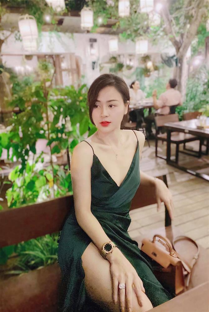 Minh hung hãn của Hướng Dương Ngược Nắng: Lên phim kín đáo quê mùa là thế, ngoài đời ăn diện sang chảnh sexy tột cùng-14