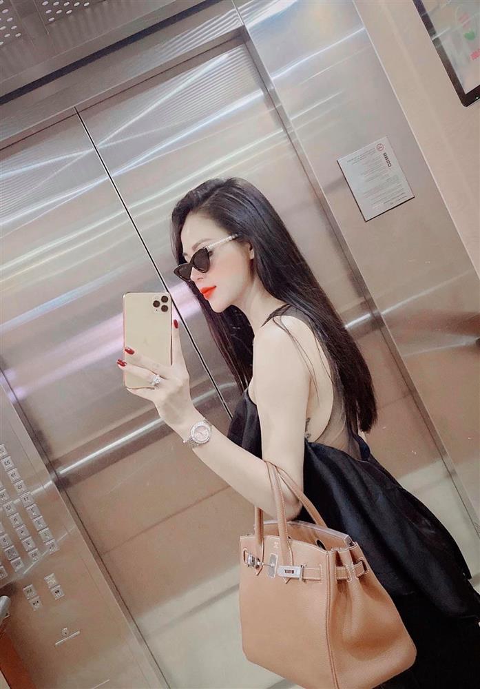 Minh hung hãn của Hướng Dương Ngược Nắng: Lên phim kín đáo quê mùa là thế, ngoài đời ăn diện sang chảnh sexy tột cùng-16