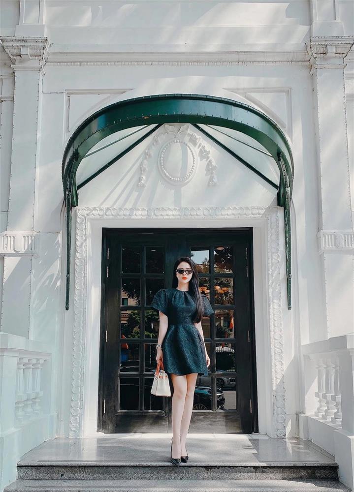 Minh hung hãn của Hướng Dương Ngược Nắng: Lên phim kín đáo quê mùa là thế, ngoài đời ăn diện sang chảnh sexy tột cùng-17