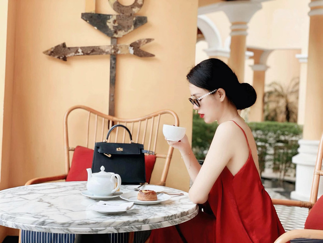 Minh hung hãn của Hướng Dương Ngược Nắng: Lên phim kín đáo quê mùa là thế, ngoài đời ăn diện sang chảnh sexy tột cùng-7