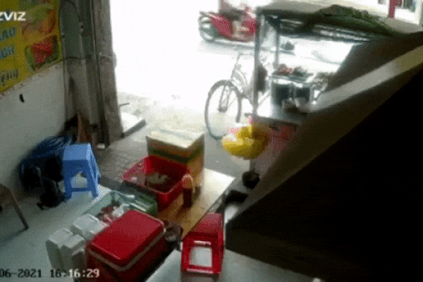 Người phụ nữ lao xe máy vào cửa hàng bên đường, tiếng va chạm chói tai khiến ai cũng kinh hãi