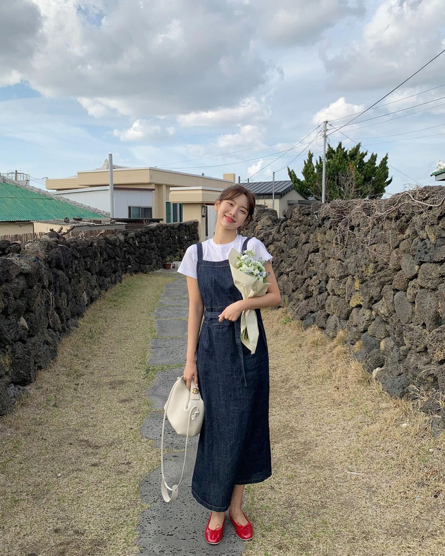 Để diện váy hai dây xịn đẹp level cao nhất, chị em hãy ngắm 12 set đồ này của gái Hàn-6