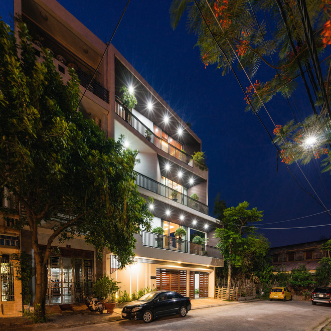 Căn nhà 4 tầng nổi bật ở cuối ngõ, thiết kế táo bạo với ban công hình phễu-4