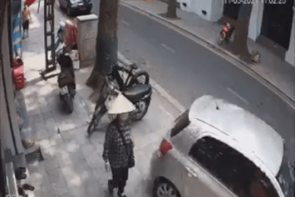 Ôtô lùi lên vỉa hè đâm đổ nhiều xe máy