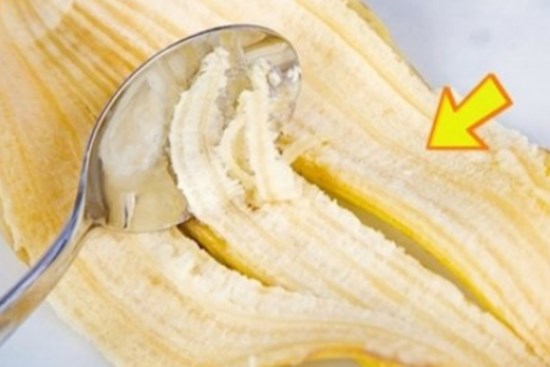 Vô tình đánh rơi vỏ chuối vào chậu nước, ai ngờ phát hiện ra điều lạ