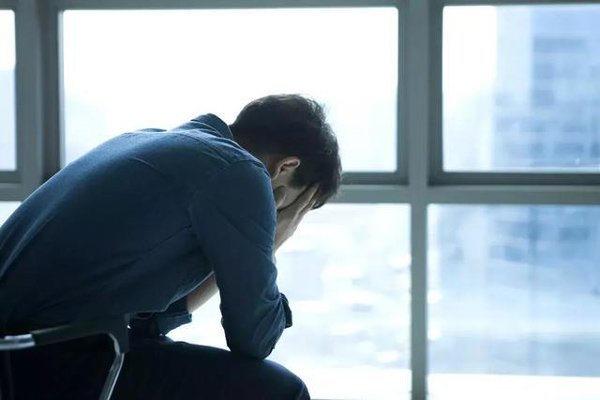 Chia gia tài, bố dượng thiên vị cho con đẻ 100 triệu còn tôi không được đồng nào, khi mở cuốn sổ nhật ký của ông ra tôi nghẹn ngào bật khóc-1
