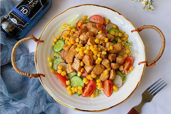 Nắng nóng gay gắt, mỗi ngày tôi đều làm món salad này mang đi làm, ăn vừa ngon mát lại giúp giảm cân hiệu quả