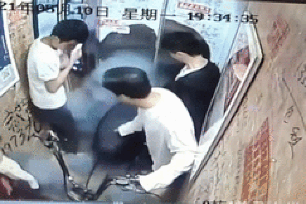 Ôtô bốc cháy khi đang chạy trên đường-1