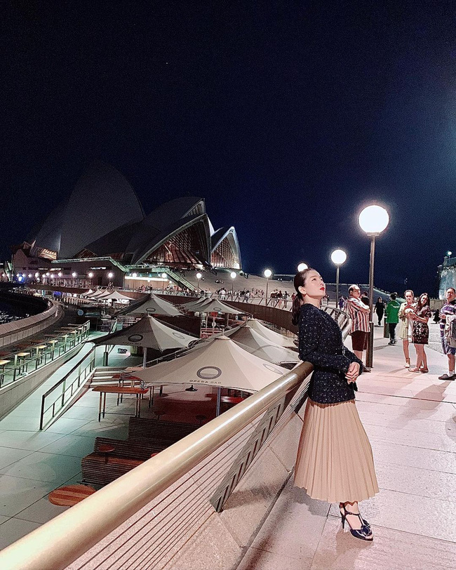 Đi vào vết xe đổ của Hà Hồ, Lệ Quyên diện sandals Chanel vẫn kém sang chỉ vì chi tiết này-1