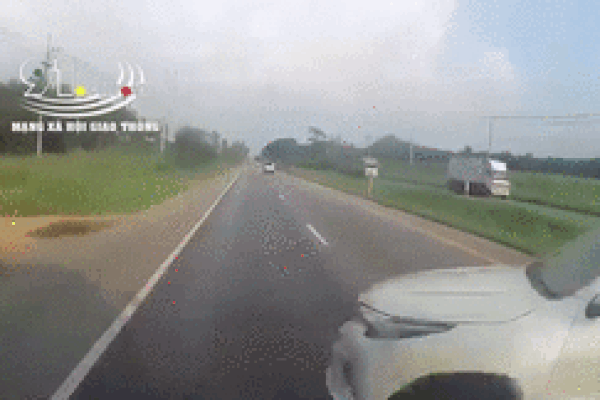 Trổ tài drift xe trên phố, tài xế gây tai nạn rồi bỏ chạy-1