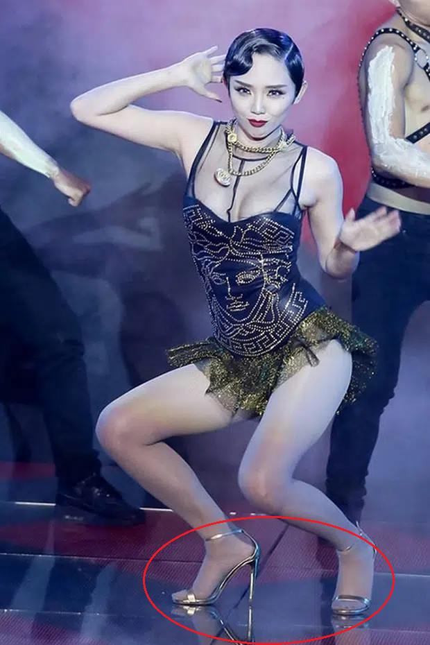 Đi vào vết xe đổ của Hà Hồ, Lệ Quyên diện sandals Chanel vẫn kém sang chỉ vì chi tiết này-9