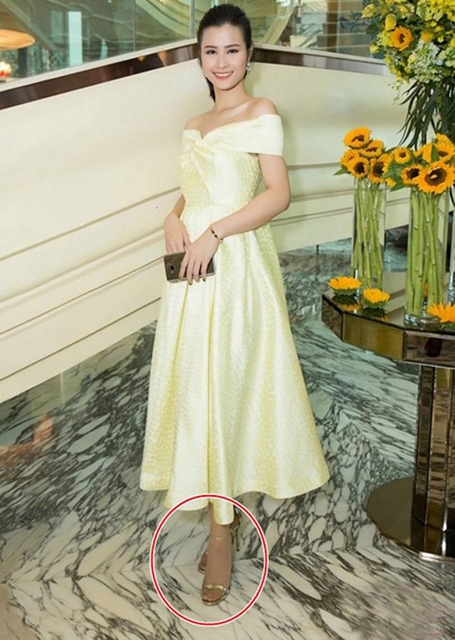 Đi vào vết xe đổ của Hà Hồ, Lệ Quyên diện sandals Chanel vẫn kém sang chỉ vì chi tiết này-10