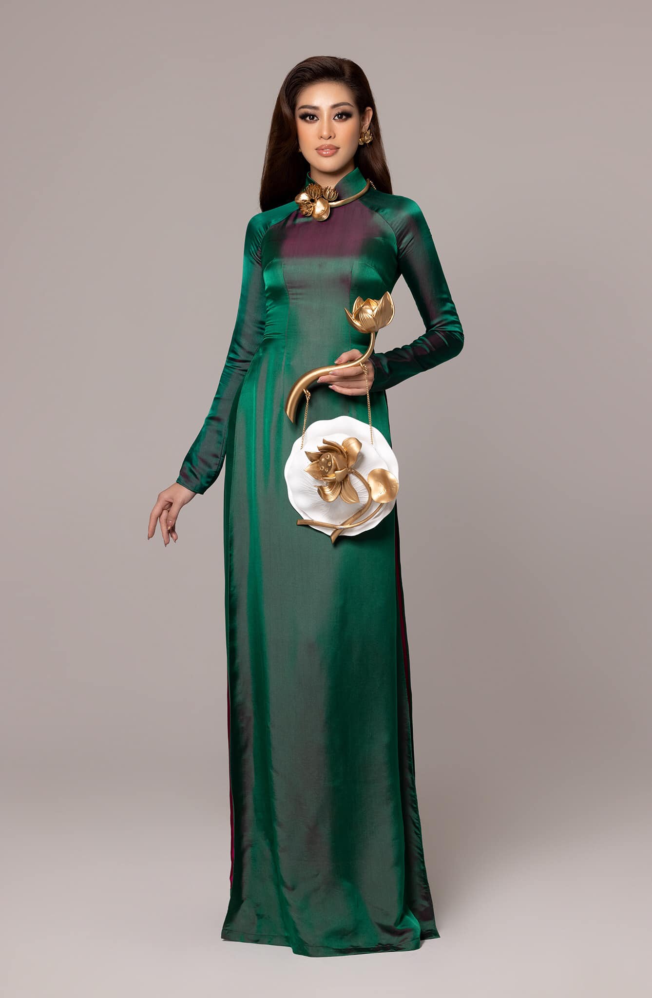 Khánh Vân diện áo dài hoa sen ý nghĩa nhưng lại bị chê sai trái từ tóc tai đến makeup-8