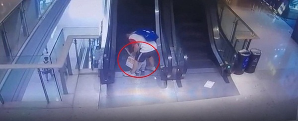 Bố mải buộc dây giày, bé trai 1 tuổi ngã sấp mặt vào thang cuốn trung tâm mua sắm, 3 ngón tay bị kẹt đứt lìa-1