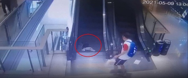 Bố mải buộc dây giày, bé trai 1 tuổi ngã sấp mặt vào thang cuốn trung tâm mua sắm, 3 ngón tay bị kẹt đứt lìa-2