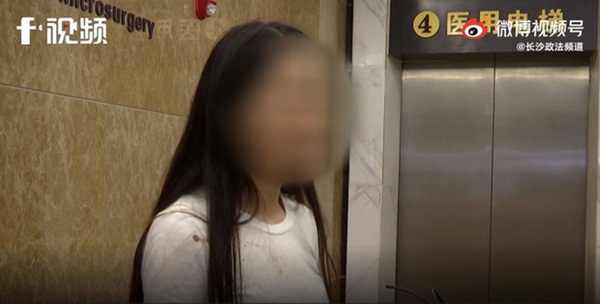 Bố mải buộc dây giày, bé trai 1 tuổi ngã sấp mặt vào thang cuốn trung tâm mua sắm, 3 ngón tay bị kẹt đứt lìa-3